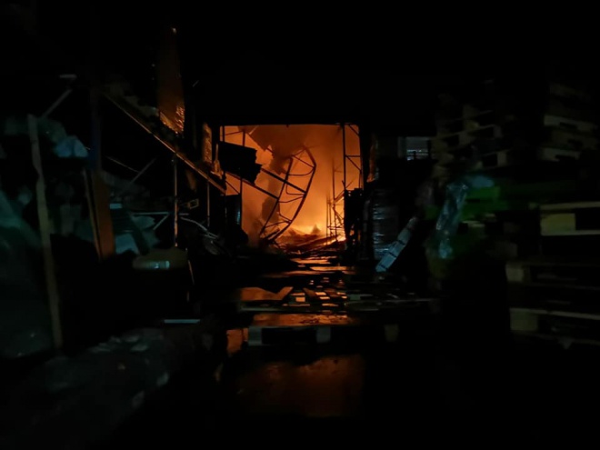 Продолжают тушить масштабный пожар недалеко от метро «Лесная» - фото