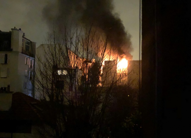 В Париже в жилом доме пожар убил 8 человек, подозреваемая в поджоге возможно является психически больной - фото