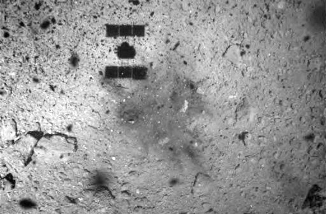 Японский зонд сфотографировал удивительное пятно на астероиде - фото