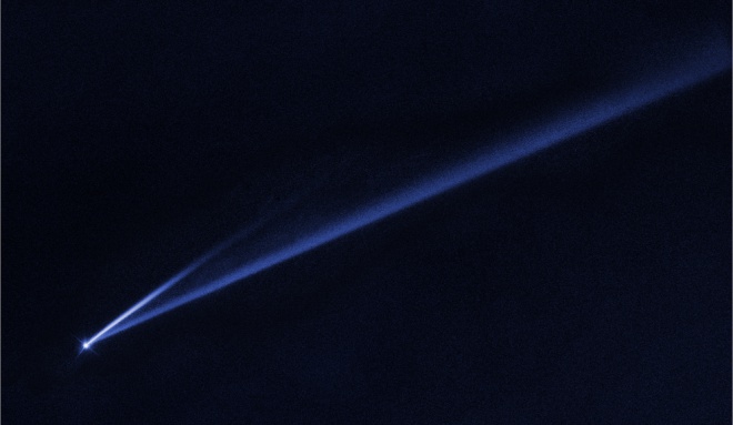 Хаббл показал редкий астероид: имеет два хвоста и самоуничтожается - фото