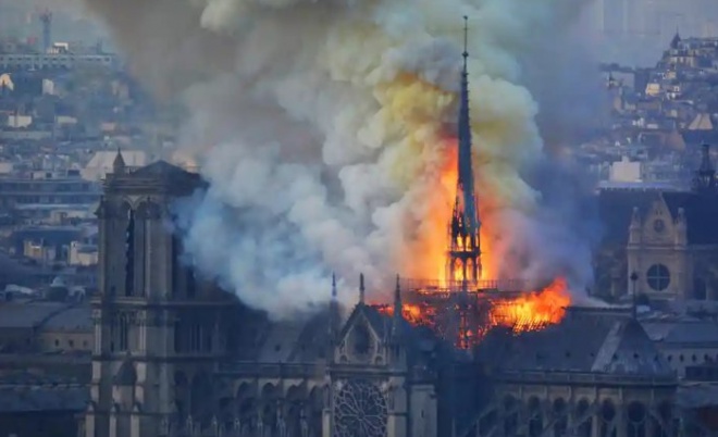 Собор Парижской Богоматери пострадал от пожара - фото