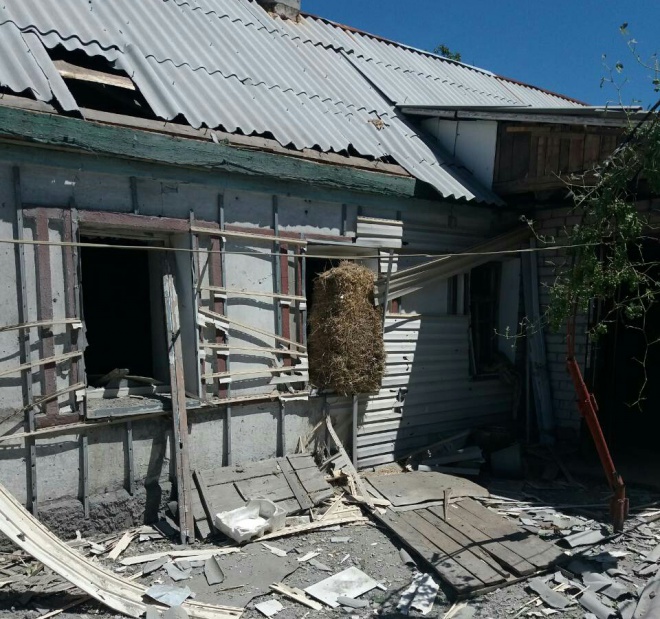 Оккупанты обстреляли дома мирных жителей Авдеевки - фото