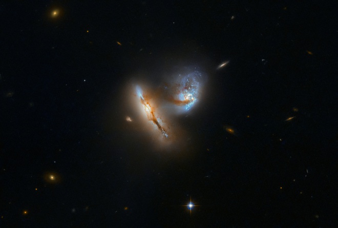 Хаббл сфотографировал две галактики за игрой - фото