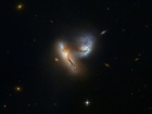 Хаббл сфотографировал две галактики за игрой
