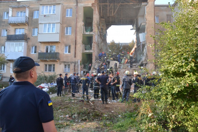 В Дрогобыче под завалами обнаружено 8 погибших - фото
