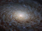 Хаббл показал галактику, похожую на «портал в другое измерение»