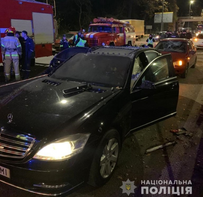 В Киеве бросили взрывное устройство в Мерседес - фото