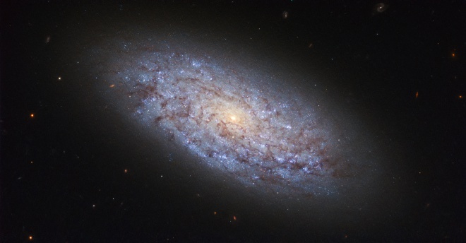 Астрофизики нашли массивные черные дыры, блуждающие в карликовых галактиках - фото