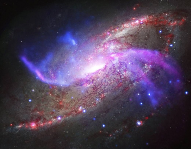 Галактическая пиротехника в 23 миллионах световых лет - фото