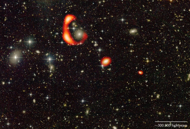 Таинственное гигантское кольцо из водорода вокруг далекой галактики - фото