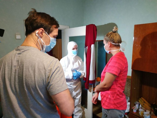 Министр Скалецкая в защитном костюме встретилась с эвакуированными в Новых Санжарах - фото