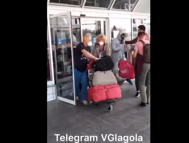 Прибывшие из Вьетнама украинцы вырвались из аэропорта - фото