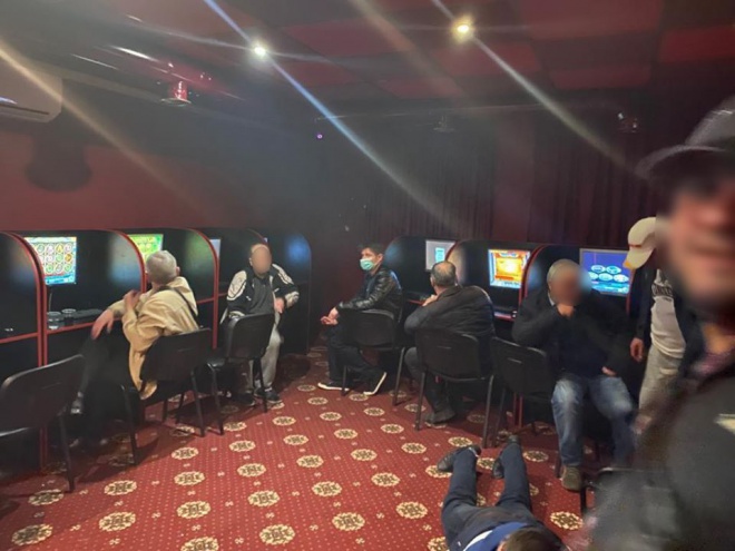 Лудоманы тратят время на карантине в подпольных казино - фото