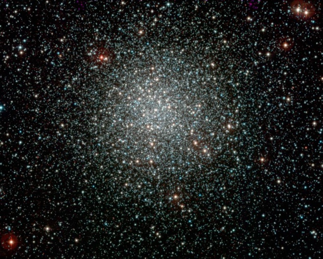 Черные дыры и нейтронные звезды могут скрыто сливаться в плотных звездных скоплениях - фото