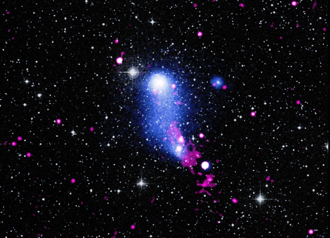 Два галактических кластера как будто держатся за руки - фото