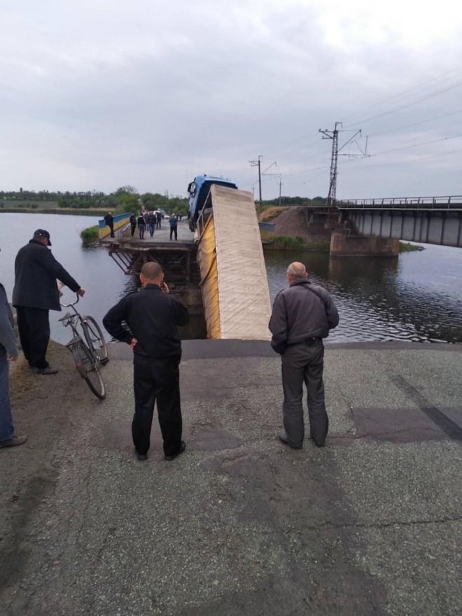 На Днепропетровщине под фурой обрушился мост - фото