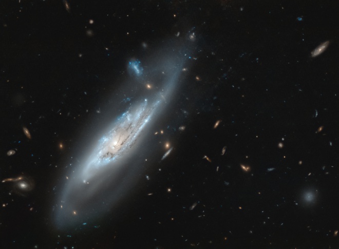 Хаббл показал призрачную галактику - фото
