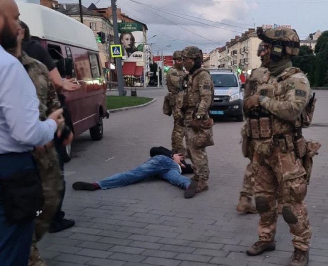 В Луцке все заложники освобождены, террорист задержан - фото