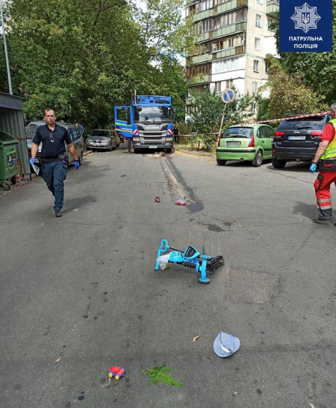 Авария во дворах киевских многоэтажек, от которой «муравьи по телу» - фото