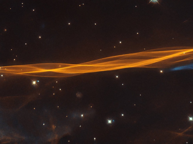 Хаббл показал остаток звездного взрыва в виде вуали - фото