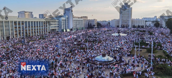 Сотни тысяч белорусов вышли на митинг против Лукашенко - фото