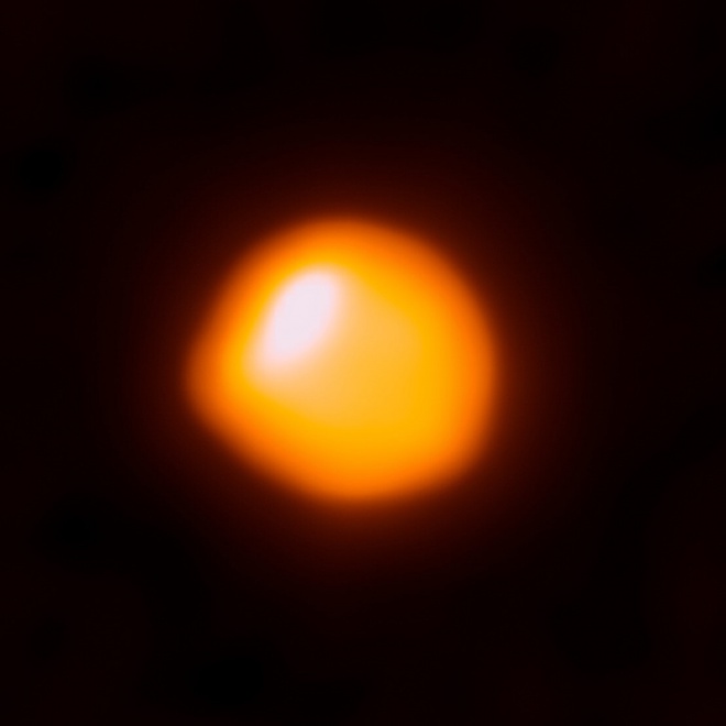Сверхгигантская звезда Бетельгейзе меньше и ближе к нам, чем ранее считалось - фото