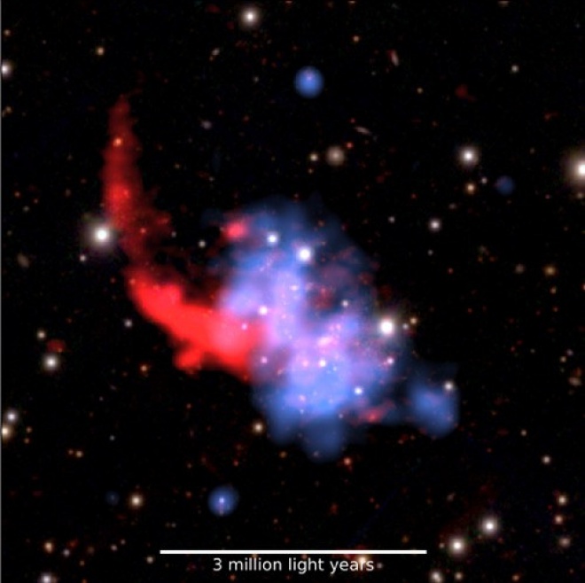 Астрономы увидели гигантские столкновения галактических кластеров в молодой Вселенной - фото