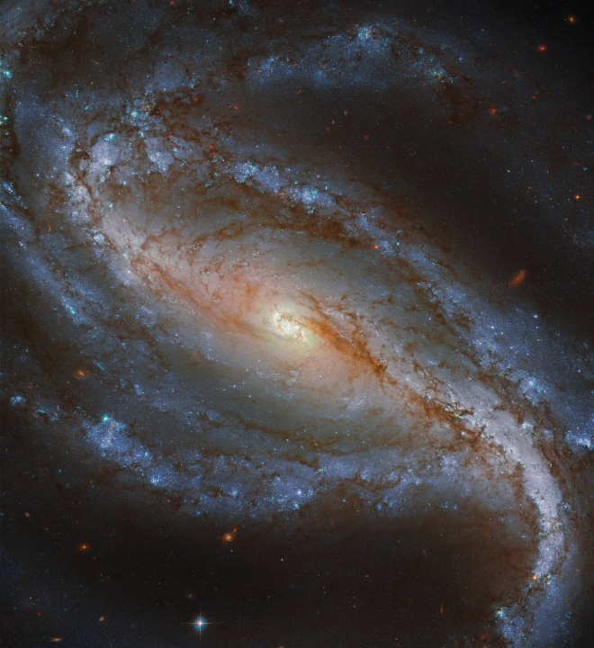 Хаббл снял потрясающую спиральную галактику с перемычкой - фото