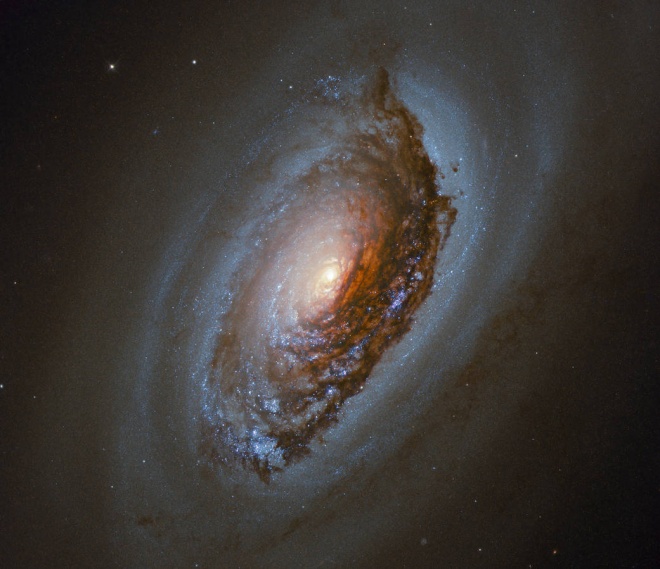 Хаббл показал галактику "Злой глаз" - фото
