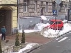 Снежная глыба упала на автомобиль "умного" водителя (видео)