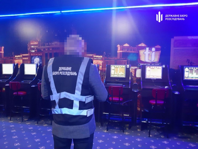 Полицейский организовал работу нескольких подпольных казино - фото