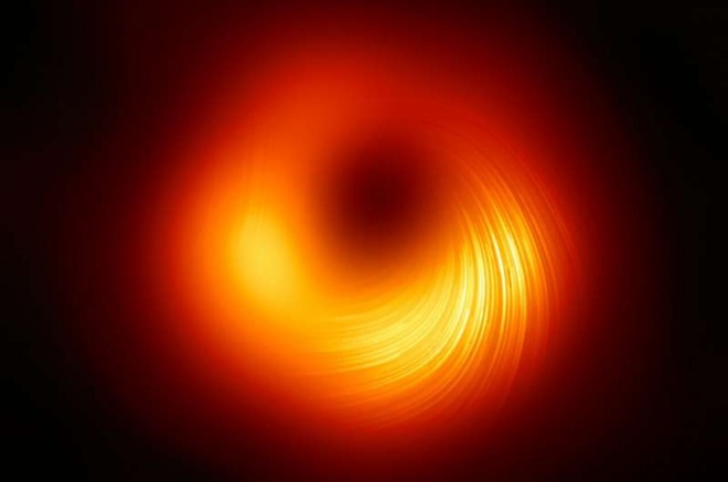 Получено изображение магнитных полей на краю черной дыры M87 - фото