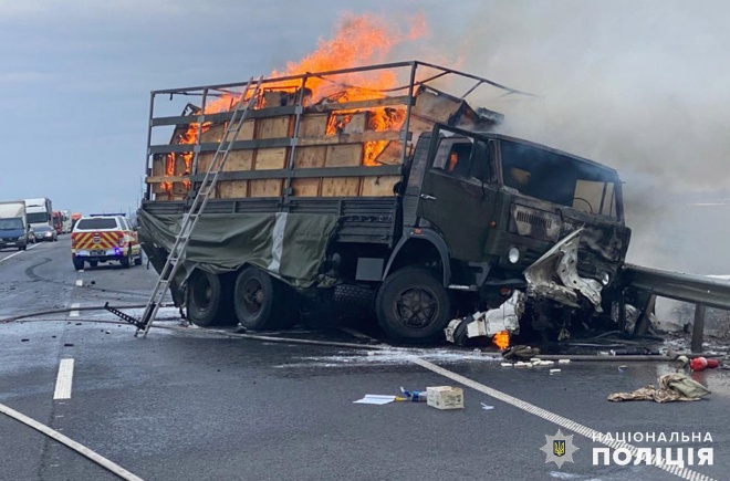 В Хмельницкой области произошло смертельное ДТП с участием военного грузовика - фото
