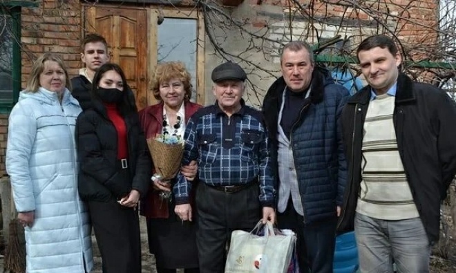В ОРДЛО с юбилеем поздравили деда-убийцу, устроившего теракт на блокпосту ВСУ - фото