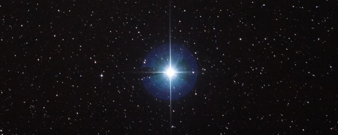 Вокруг звезды Вега возможно вращается гигантская, обжигающая планета - фото