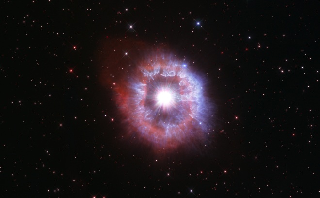 Хаббл показал гигантскую звезду на грани уничтожения - фото