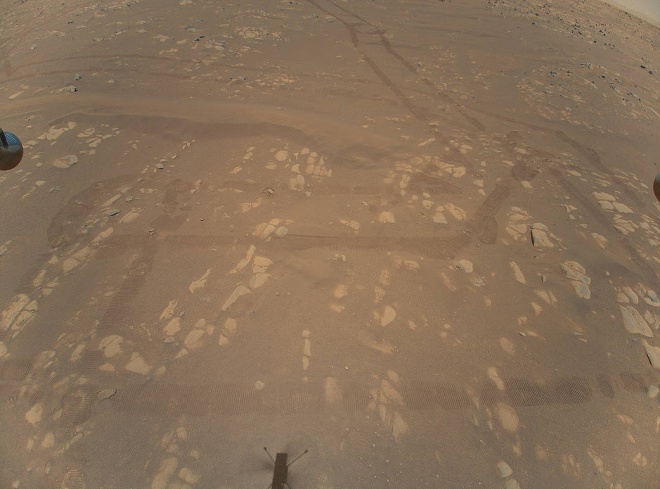 "Изобретательность" прислал первое цветное фото поверхности Марса, сделанное с воздуха - фото