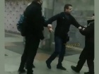 В Харькове пьяный "антимасочник" набросился на полицейского за замечание (видео)