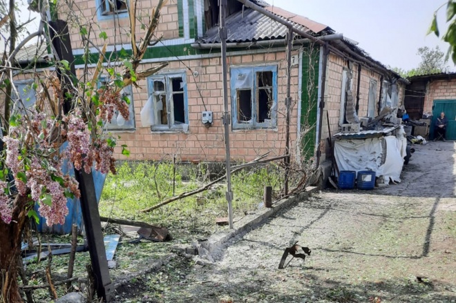 Оккупанты из "тяжелых" минометов обстреляли жилой дом в Песках - фото