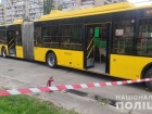В Киеве в троллейбус с людьми бросили коктейль Молотова