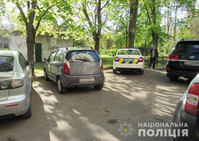В Киеве за замечания об отсутствии намордника, владелец собаки ранил двух прохожих - фото