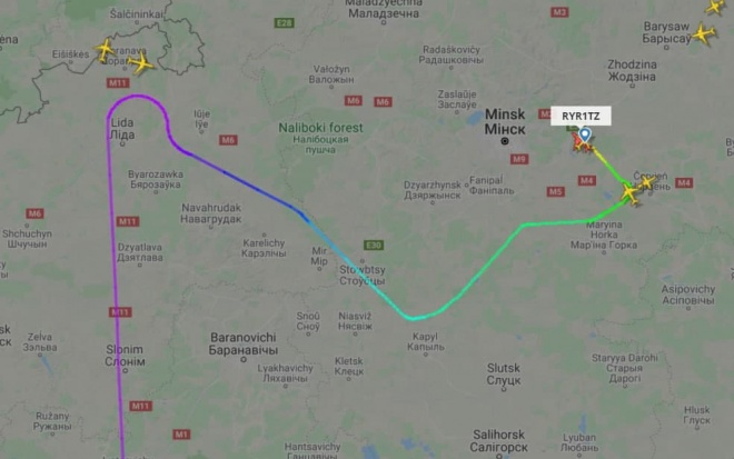 В Минске в сопровождении истребителя приземлиться самолет и силовики задержали оппозиционера - фото