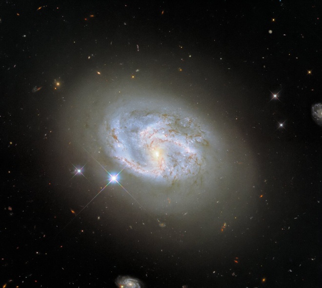 Фото спиральной галактики среди друзей - фото