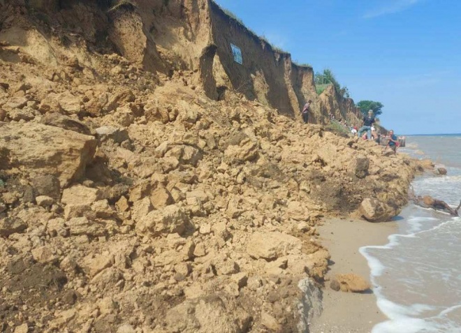 На берегу море на Одесщине произошел обвал грунта, возможно засыпало людей - фото
