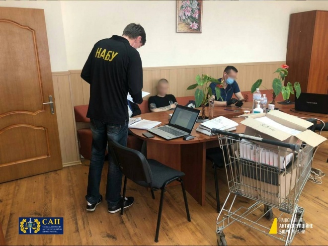 НАБУ проводит обыски в клиниках Укрзализныци - фото