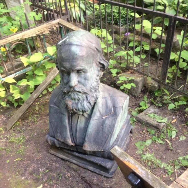 В Киеве пытались украсть бюст с могилы выдающегося ученого и правоведения - фото