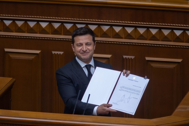 Зеленский внес как неотложный законопроект о большом Государственном гербе Украины - фото