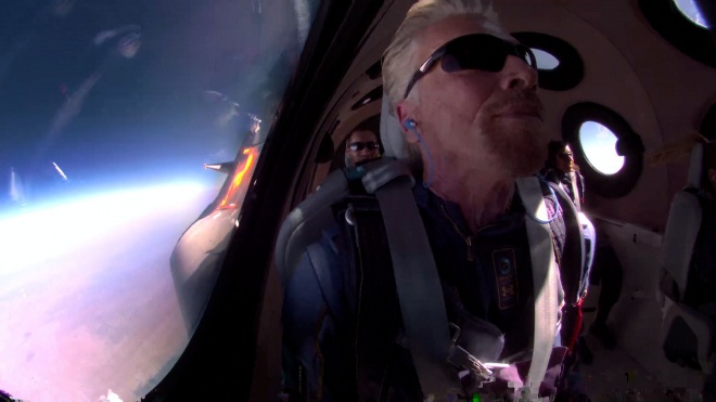 Миллиардер Брэнсон слетал в космос на собственном самолете - фото