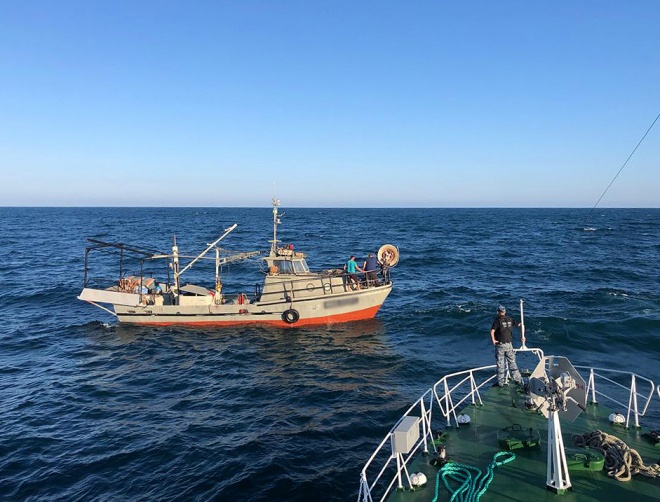 Минобороны: корабли РФ проигнорировали сигнал SOS украинских рыбаков - фото