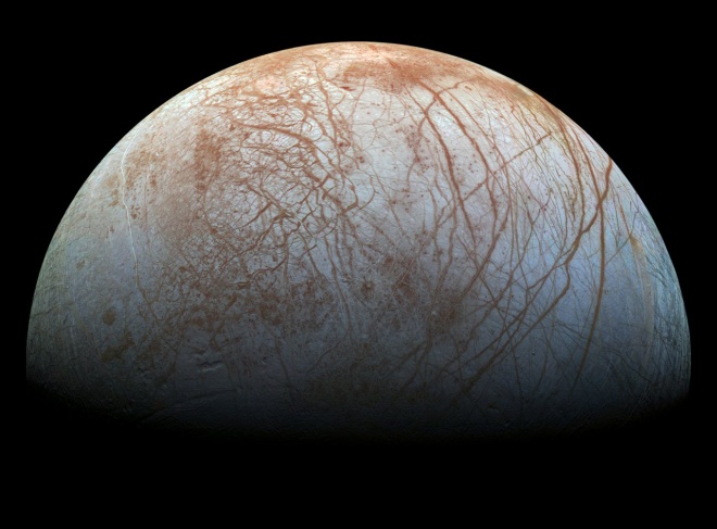 Поверхность спутника Юпитера Европы выбита небольшими ударами - фото